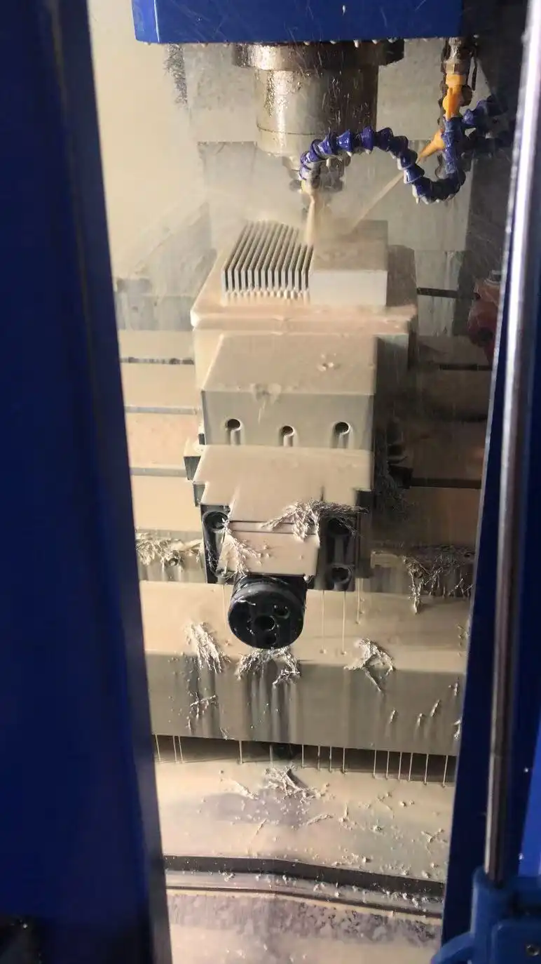 Manajemen Thermal ing Elektronika: Prinsip Desain Sink Panas Mesin CNC